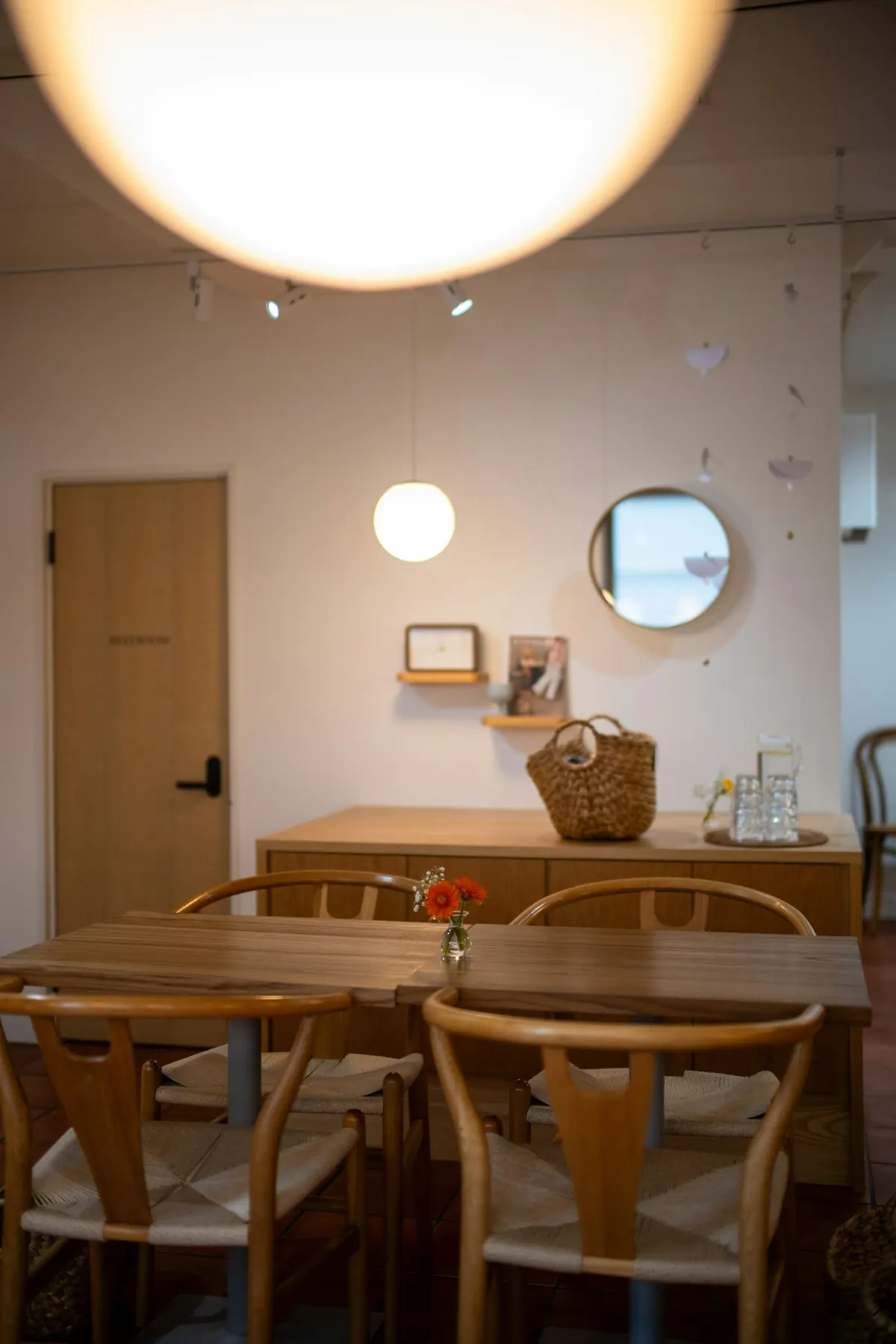 あたたかい照明のカフェの店内のイメージ
