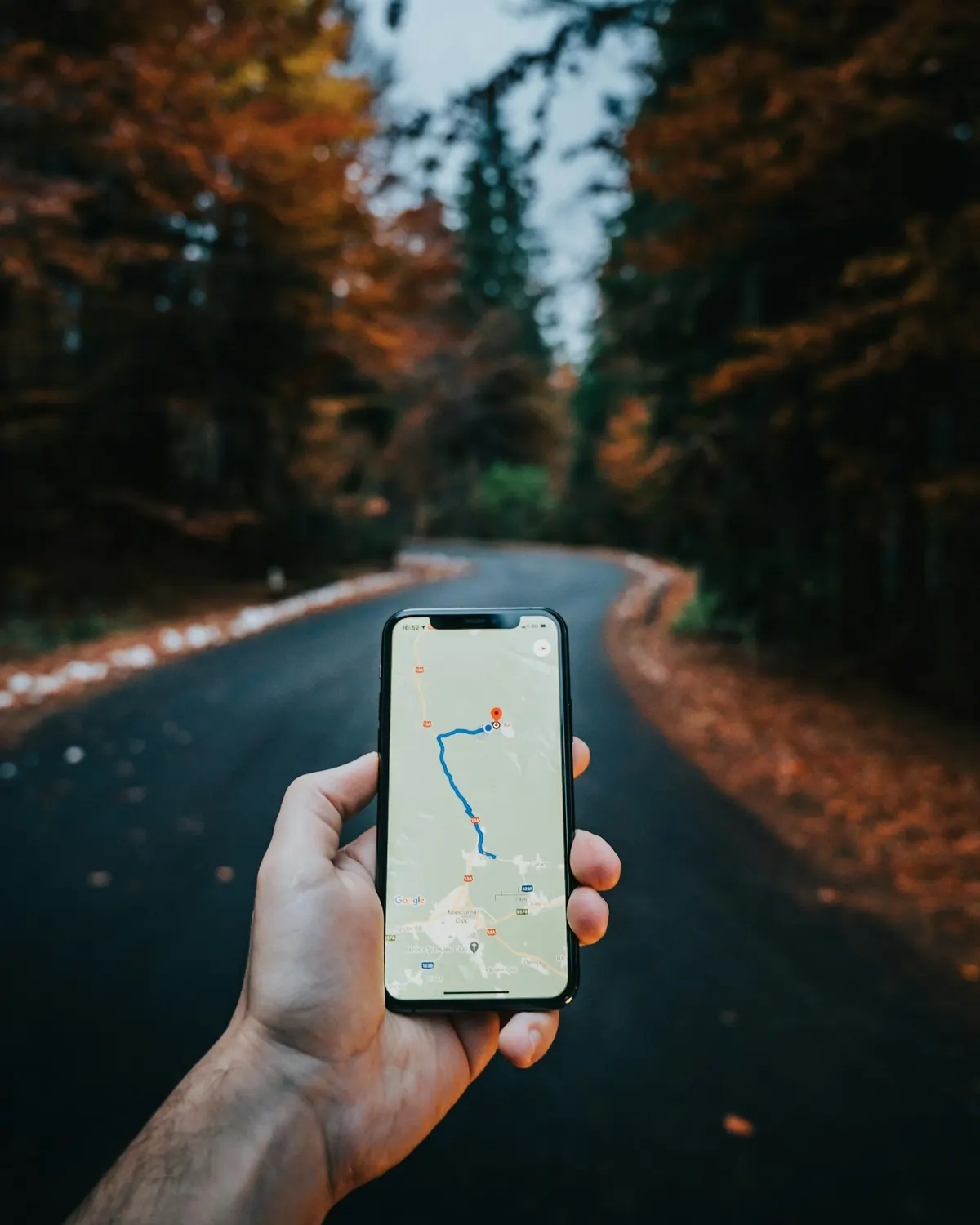 スマホでGoogleマップを見ながら道を探している手元のイメージ